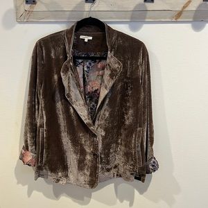 Stylish unstructured velvet blazer with floral contrast lining